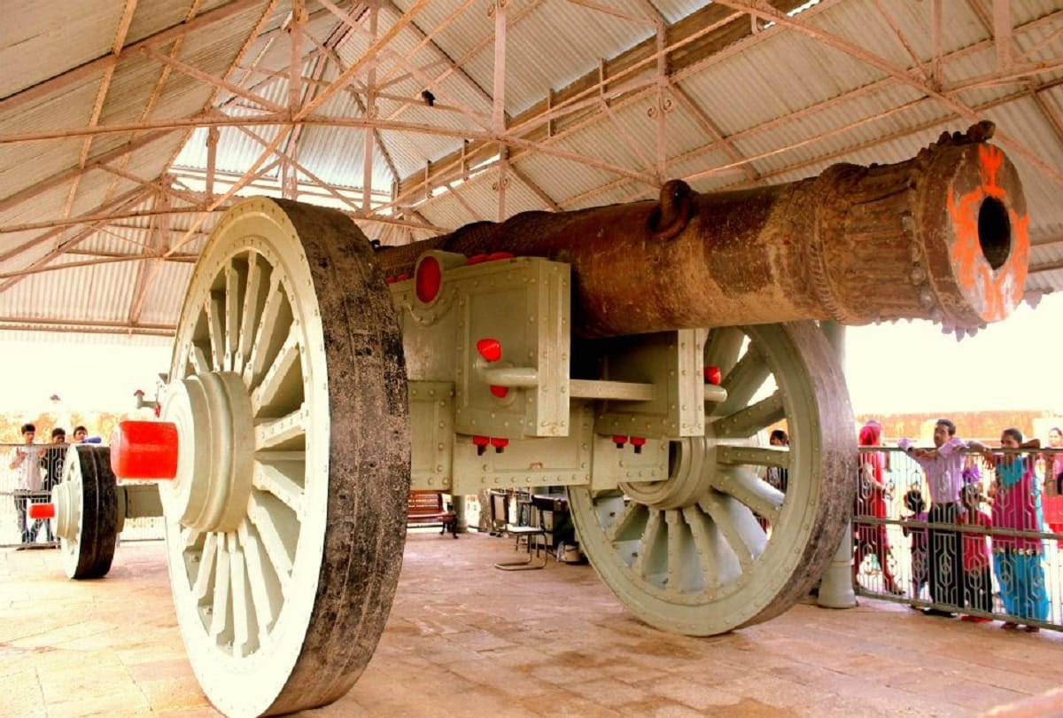 largest cannon of Asia Jaivana cannon located in Jaigarh Fort