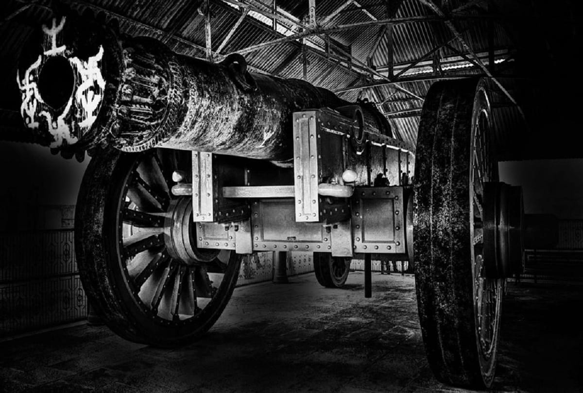 largest cannon of Asia Jaivana cannon located in Jaigarh Fort