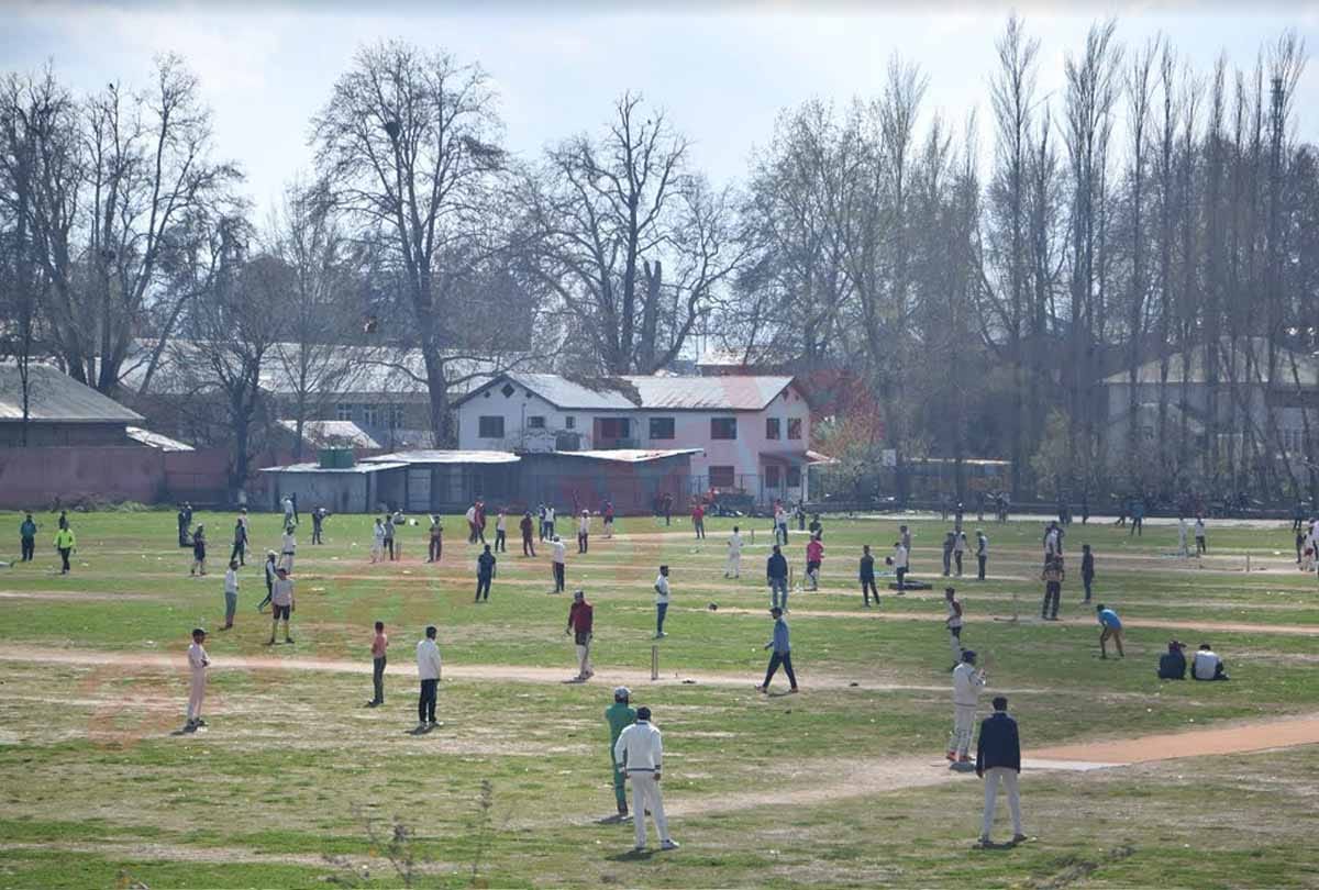 Janata Curfew In jammu kashmir against coronavirus and boys playing cricket