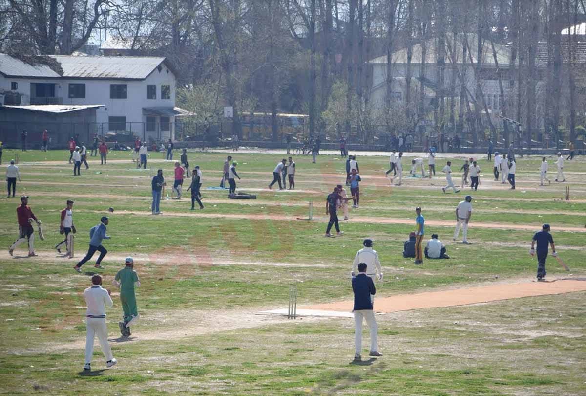 Janata Curfew In jammu kashmir against coronavirus and boys playing cricket