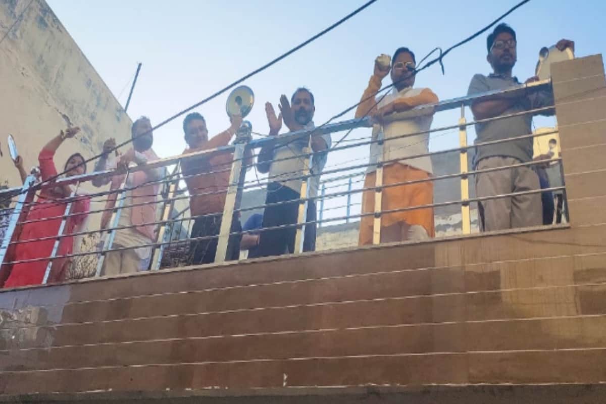 Janata curfew:  Meerut people played clap and thali At five o clock in