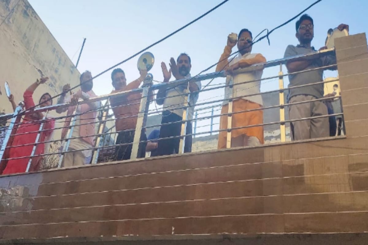 Janata curfew:  Meerut people played clap and thali At five o clock in