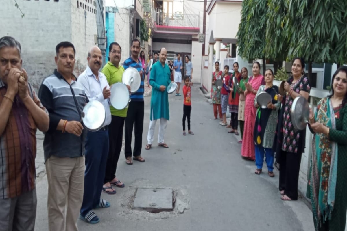 Janata curfew:  Meerut people played clap and thali At five o clock in