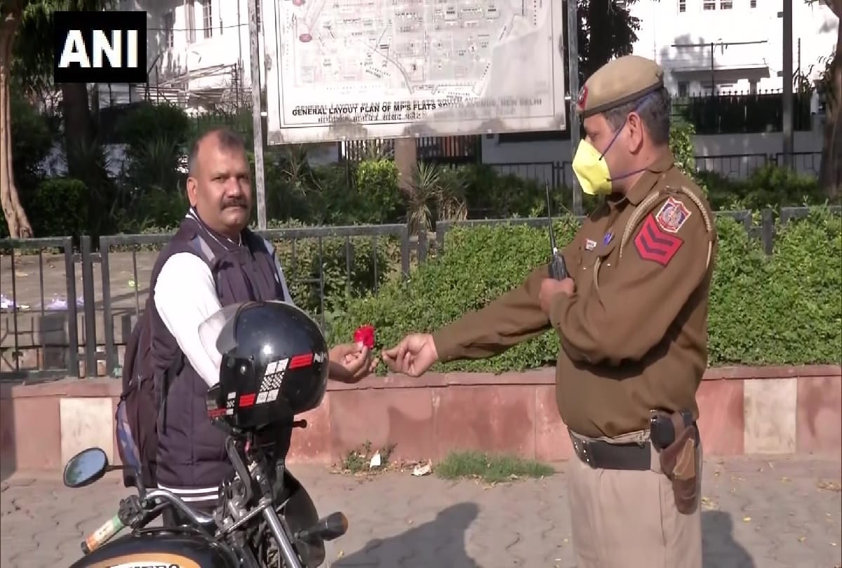 Janata curfew : Delhi Police giving flowers to people who have come out of their homes