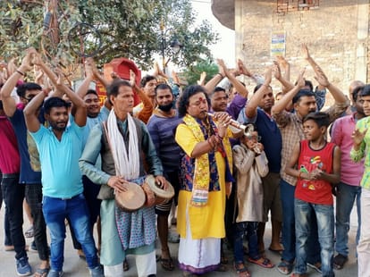 janta curfew people played applause and bell thali on balcony doors indoor in varanasi