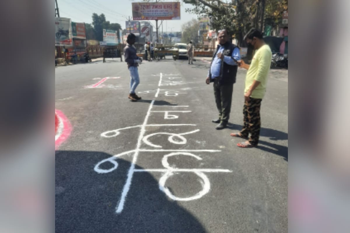 Janta Curfew: People of Meerut supported Janata curfew by making Rangoli on roads