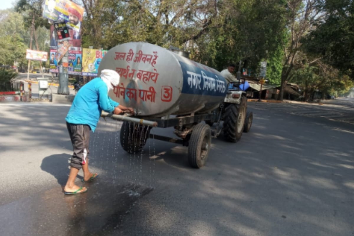 Janta Curfew: People of Meerut supported Janata curfew by making Rangoli on roads