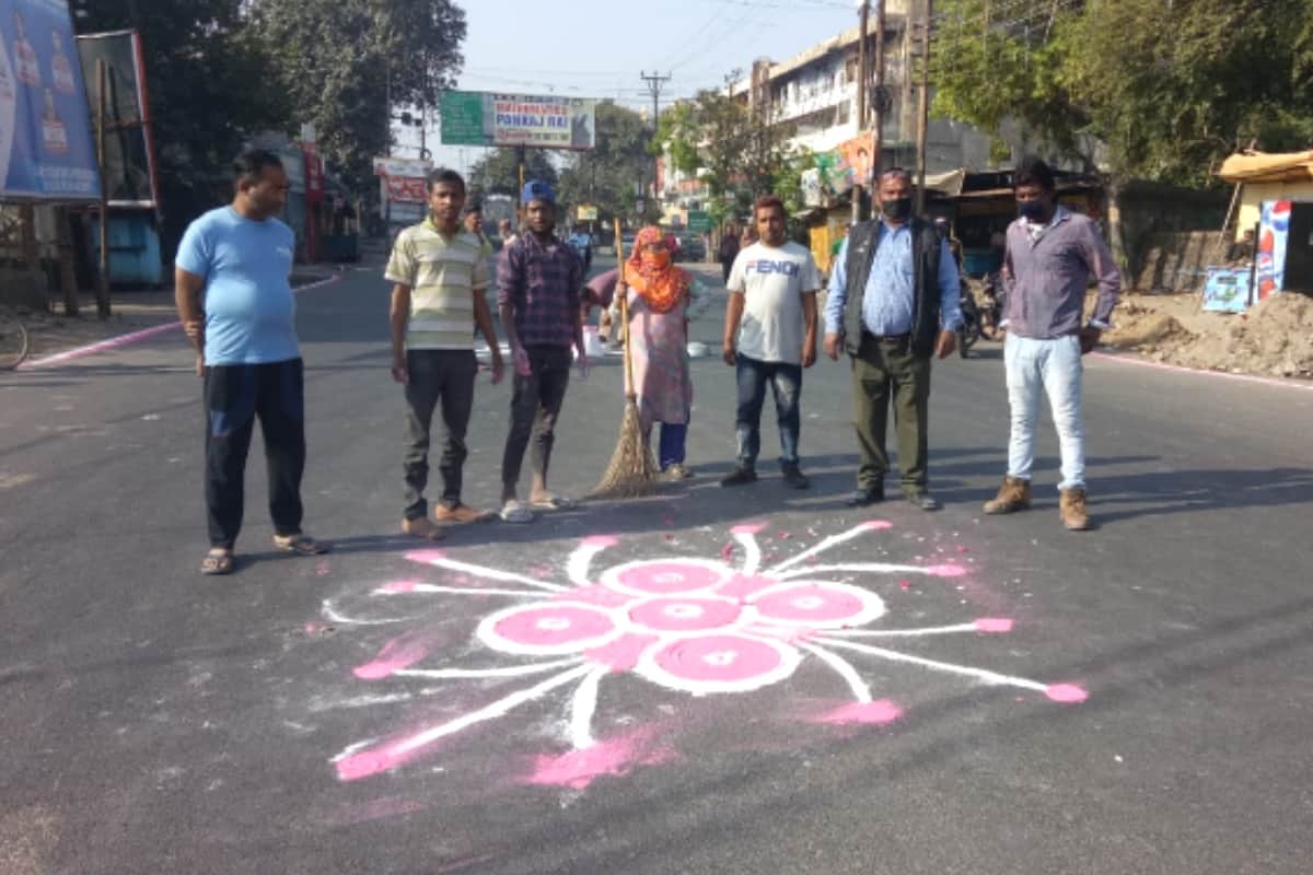 Janta Curfew: People of Meerut supported Janata curfew by making Rangoli on roads