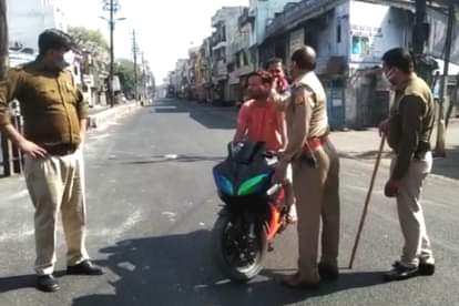 युवकों को थप्पड़ मारते पुलिसकर्मी