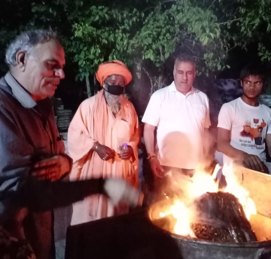 janta curfew : people living in homes, only police seen outside.