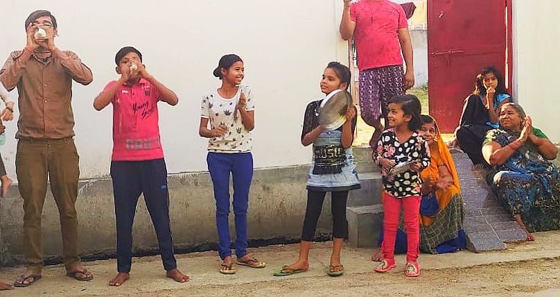 Bell, sankh and claping playing welcome seva workers