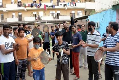 जनता कर्फ्यू के दौरान थाली बजाते लोग