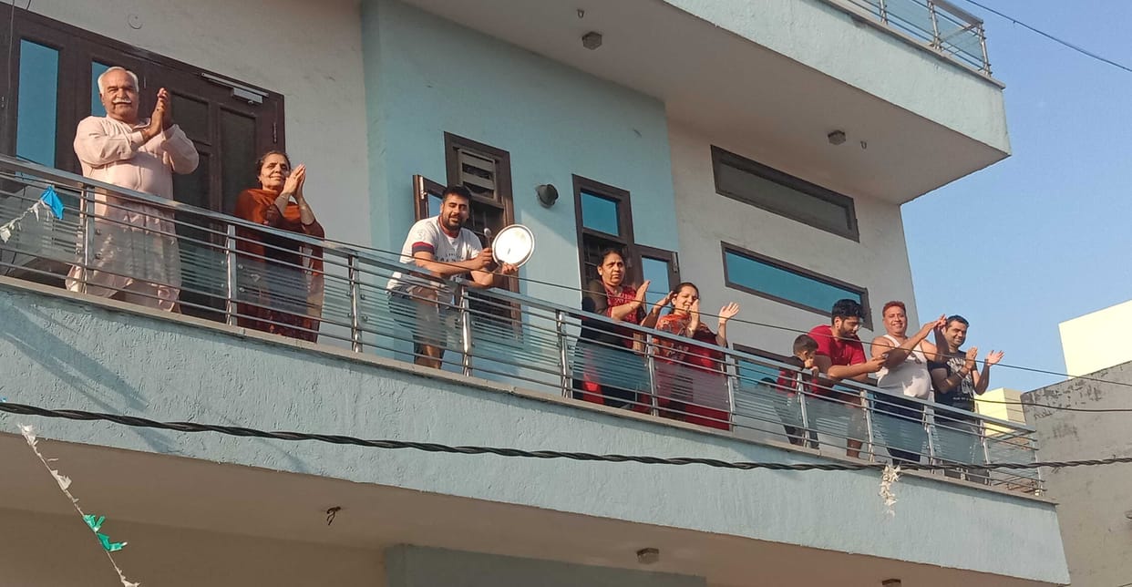 Janta curfew : At 5'o clock people played the plate, clap and drum.