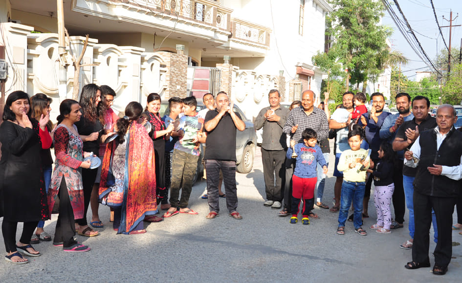 City buzzed with applause, thalis, drums and conch shells