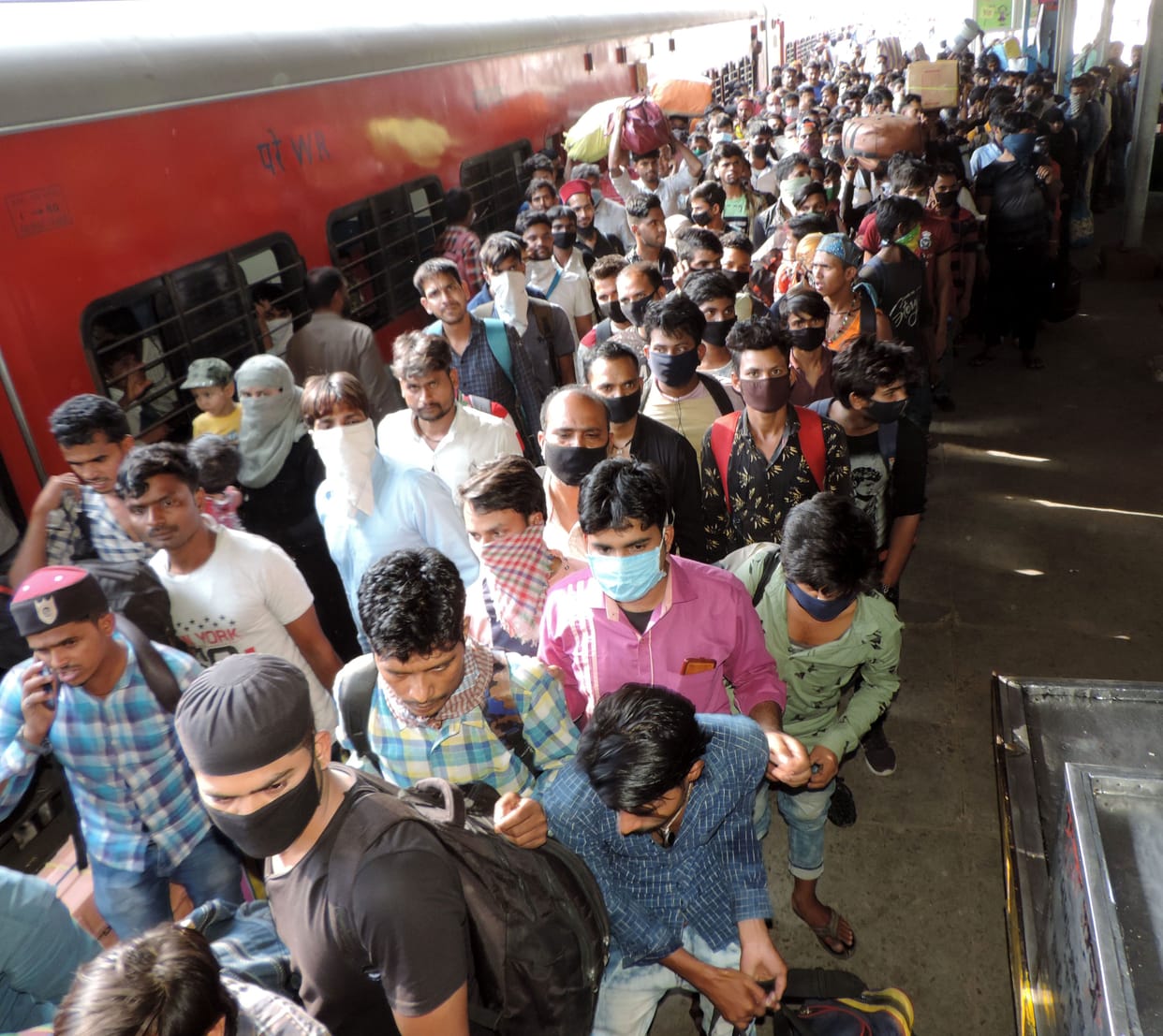 Two and a half thousand people returned from Bandra-Lucknow Express, there was chaos in the station in kannauj