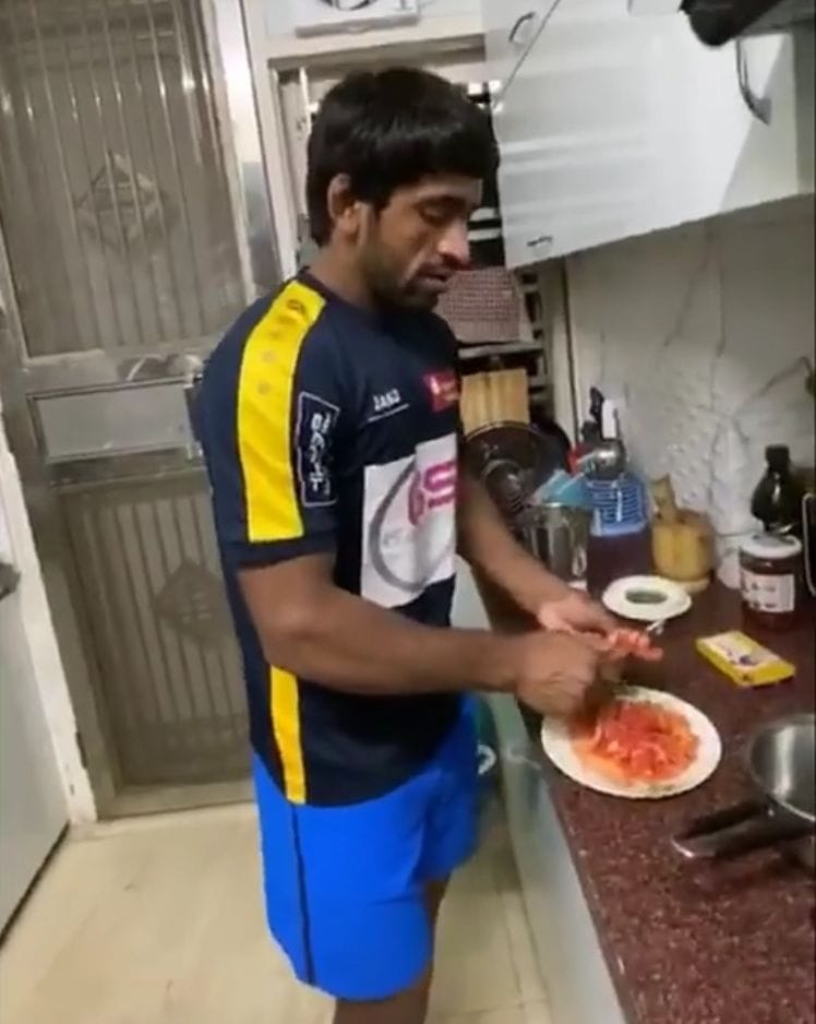 janta curcfew, bajrang punia, cook food in home,  sonipat