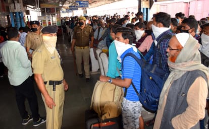 र०लवे स्टेशन पर ट्रेन से उतरने वाल यात्रियों को जांच के लिए रोका गया।