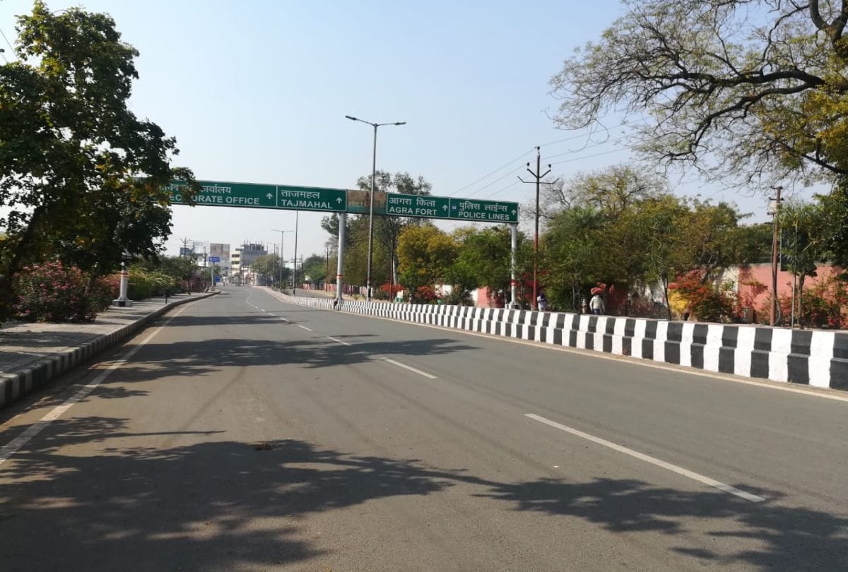 Agra Police Sp City Cheching People On Road In Janta curfew