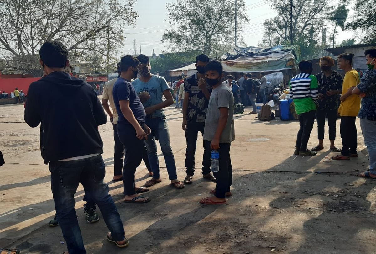 Nepali People Reach Mathura Bus Stand In Janta Curfew