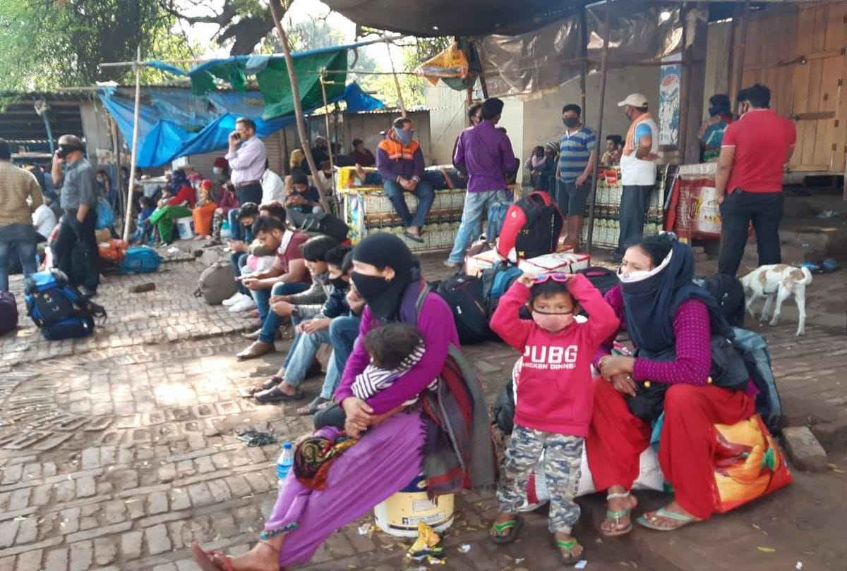 Nepali People Reach Mathura Bus Stand In Janta Curfew