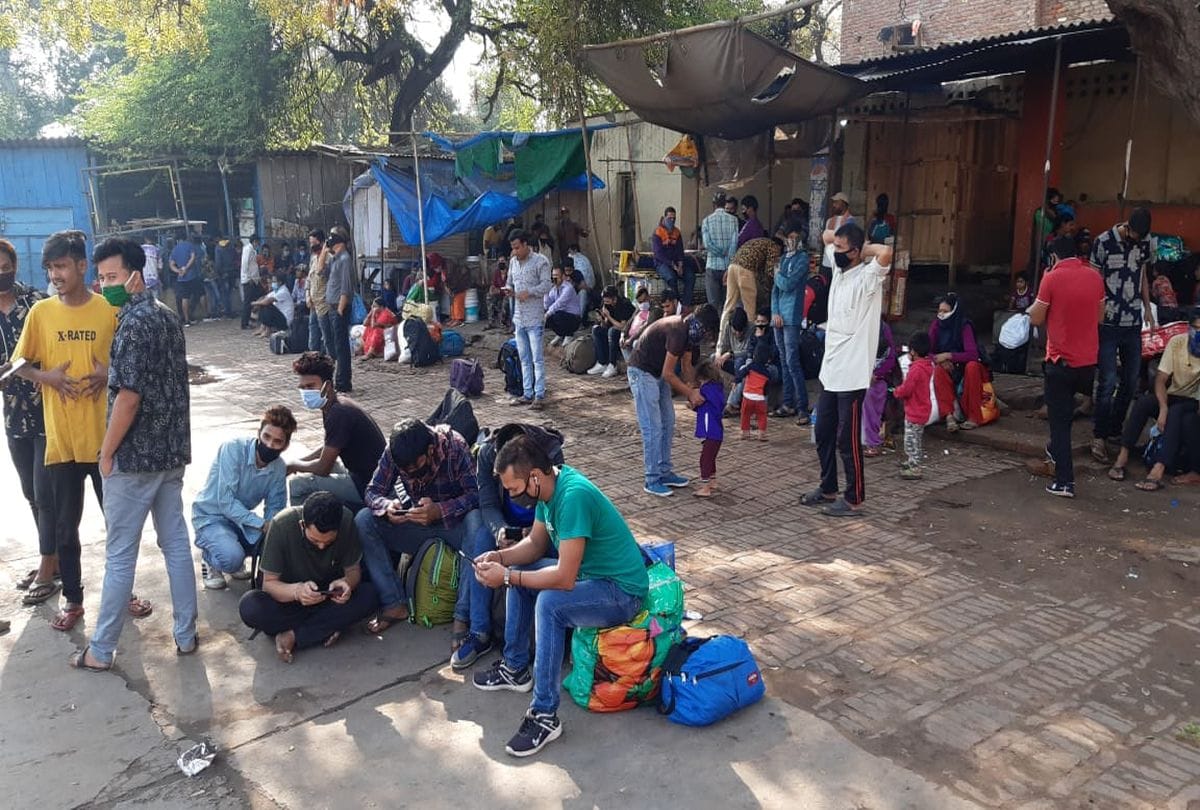 Nepali People Reach Mathura Bus Stand In Janta Curfew