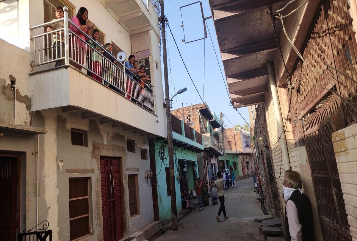 people claps for healthcare workers amid janta curfew in agra