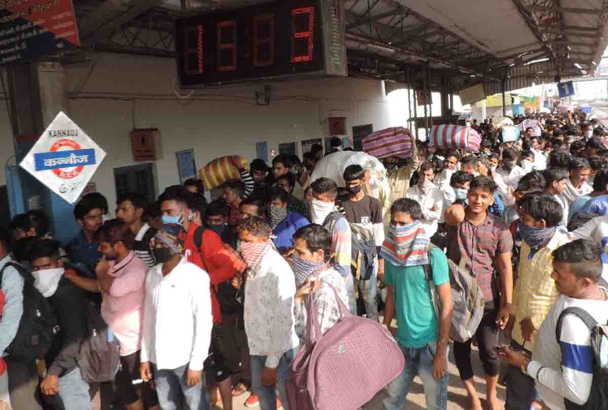 There was chaos after the arrival of Bandra-Lucknow Express in Kannauj