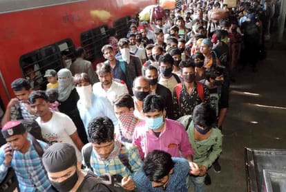 There was chaos after the arrival of Bandra-Lucknow Express in Kannauj