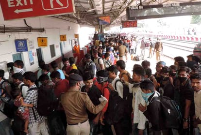 There was chaos after the arrival of Bandra-Lucknow Express in Kannauj