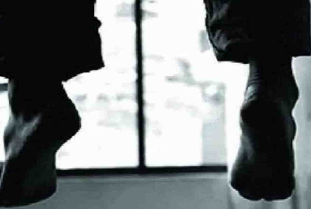 Worker upset due to financial crisis hanged himself