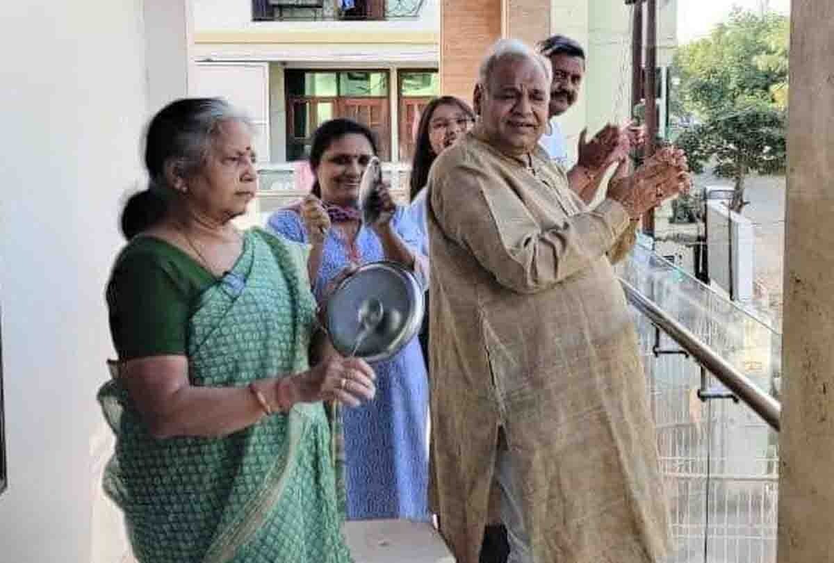 Ministers, MPs, MLAs clapped as soon as five o'clock