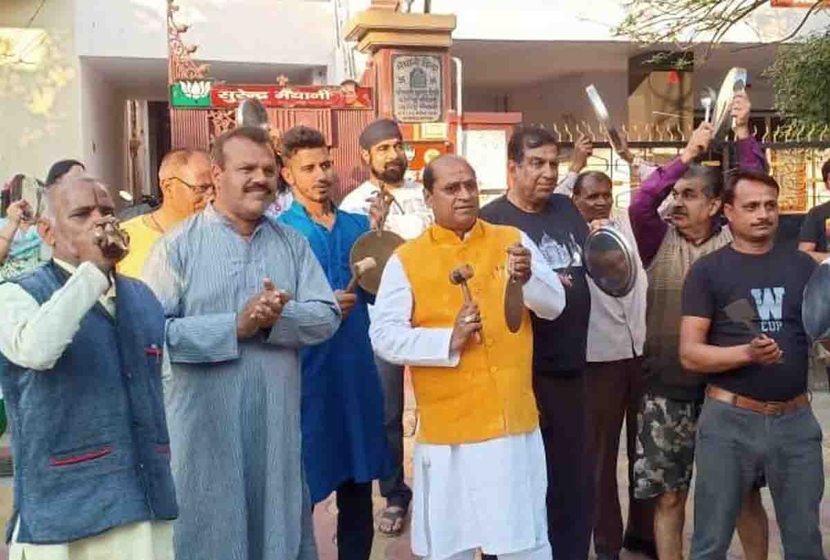 Ministers, MPs, MLAs clapped as soon as five o'clock