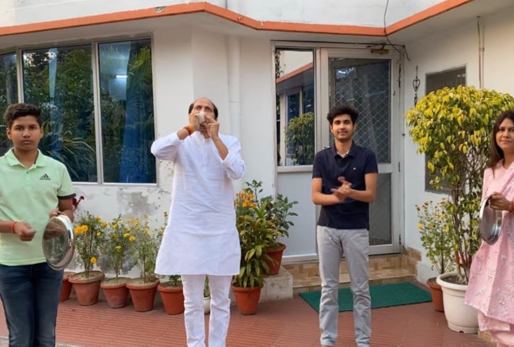 People appreciate the efforts of medical staff and government by clapping and ringing the bell.