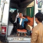 युवकों को अस्पताल ले जाने के लिए आई टीम