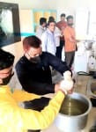 केमेस्ट्री लैब में सेनेटाइजर बनाते अंबा केपीएस बीपी कालेज के शिक्षक ।