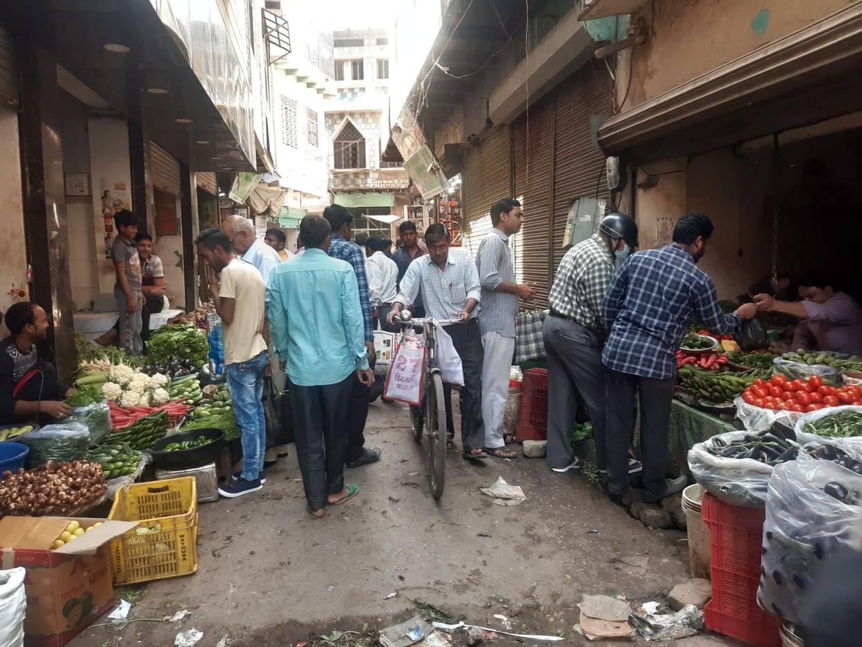 Crowd of buyers as soon as agricultural market opens