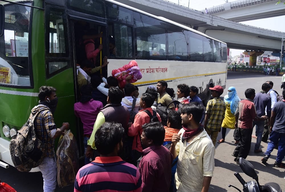 Passengers made ruckus on Kaiserbagh bus stand.