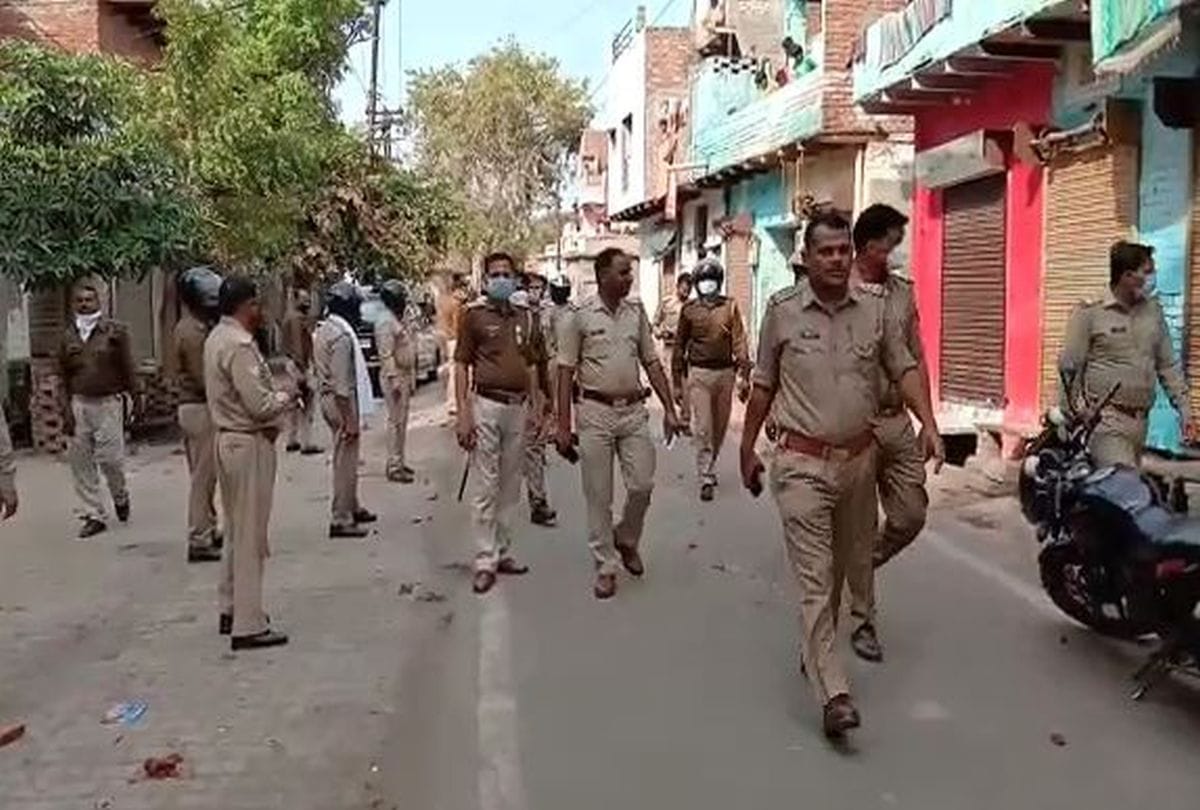 clashes between two group during cricket match in agra