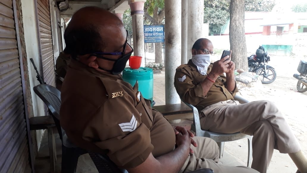 CoronaVirus: Border seal going to Prayagraj, police guard