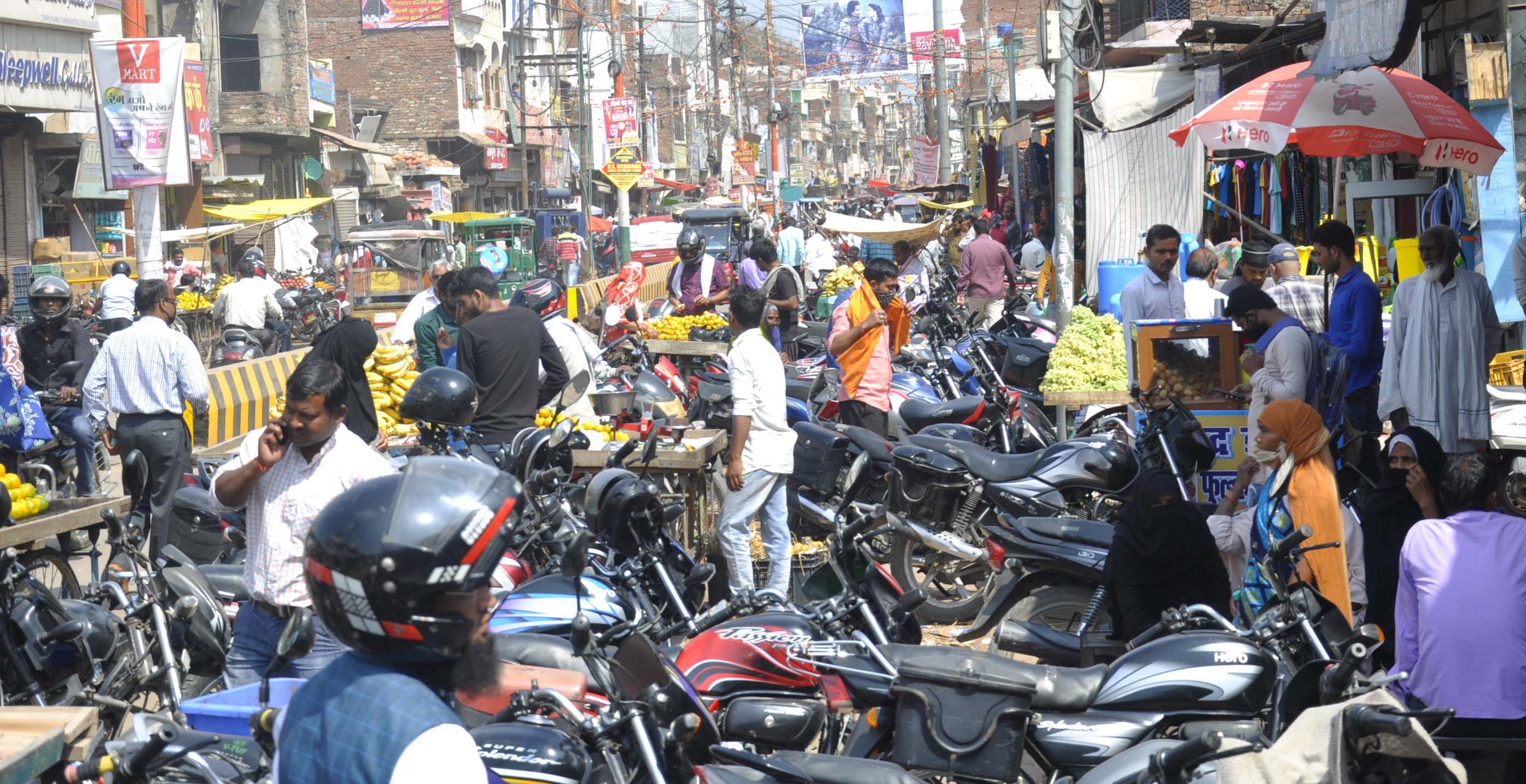 CoronaVirus: Crowd at shops in anticipation of lock down
