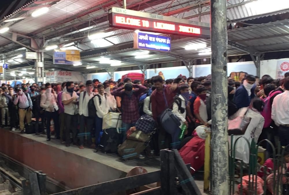 CoronaVirus Update In India: thousands of people reached at lucknow junction and charbagh station