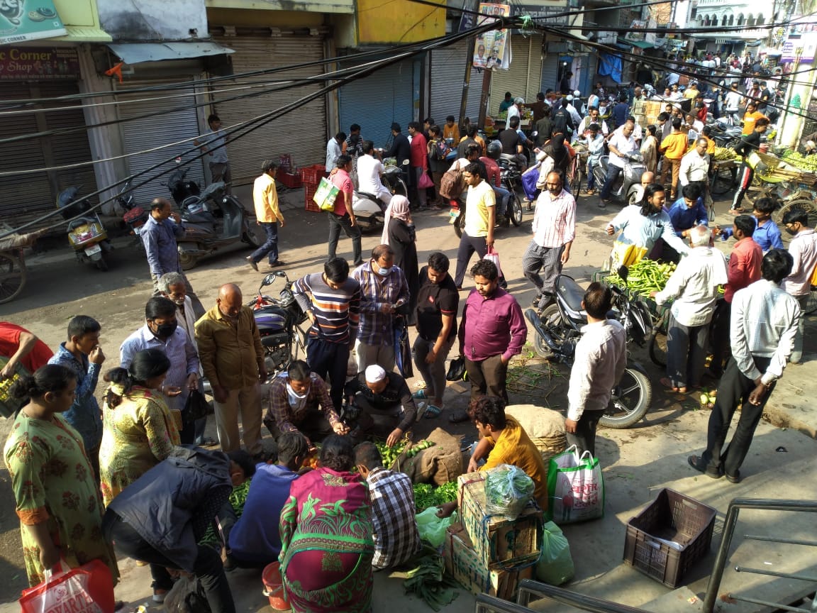 DM K Vijayendra pandian order Shops will be open till 9.30 am for loc down in gorakhpur