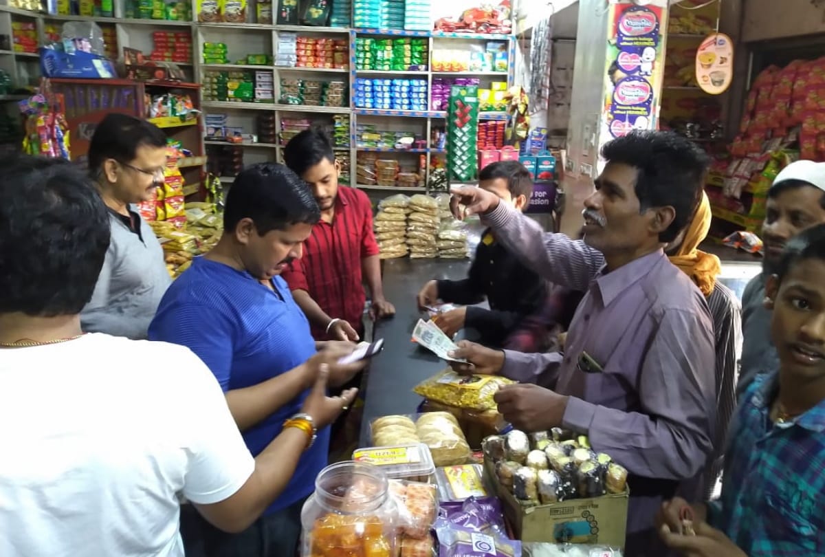 DM K Vijayendra pandian order Shops will be open till 9.30 am for loc down in gorakhpur
