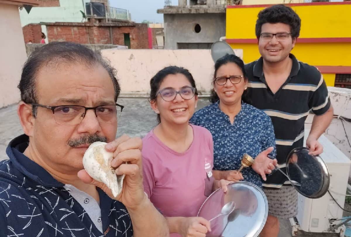 people ringing bell for salute after janta curfew for coronavirus in gorakhpur