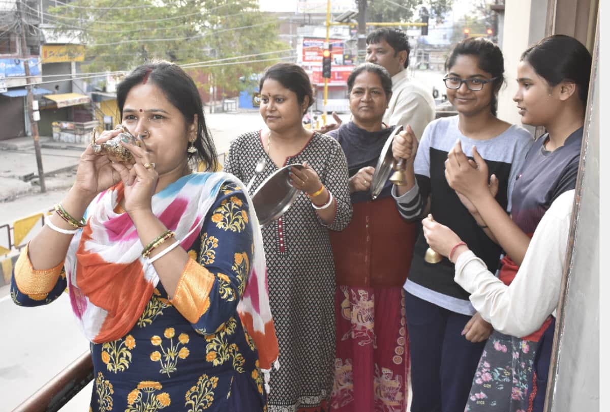 people ringing bell for salute after janta curfew for coronavirus in gorakhpur