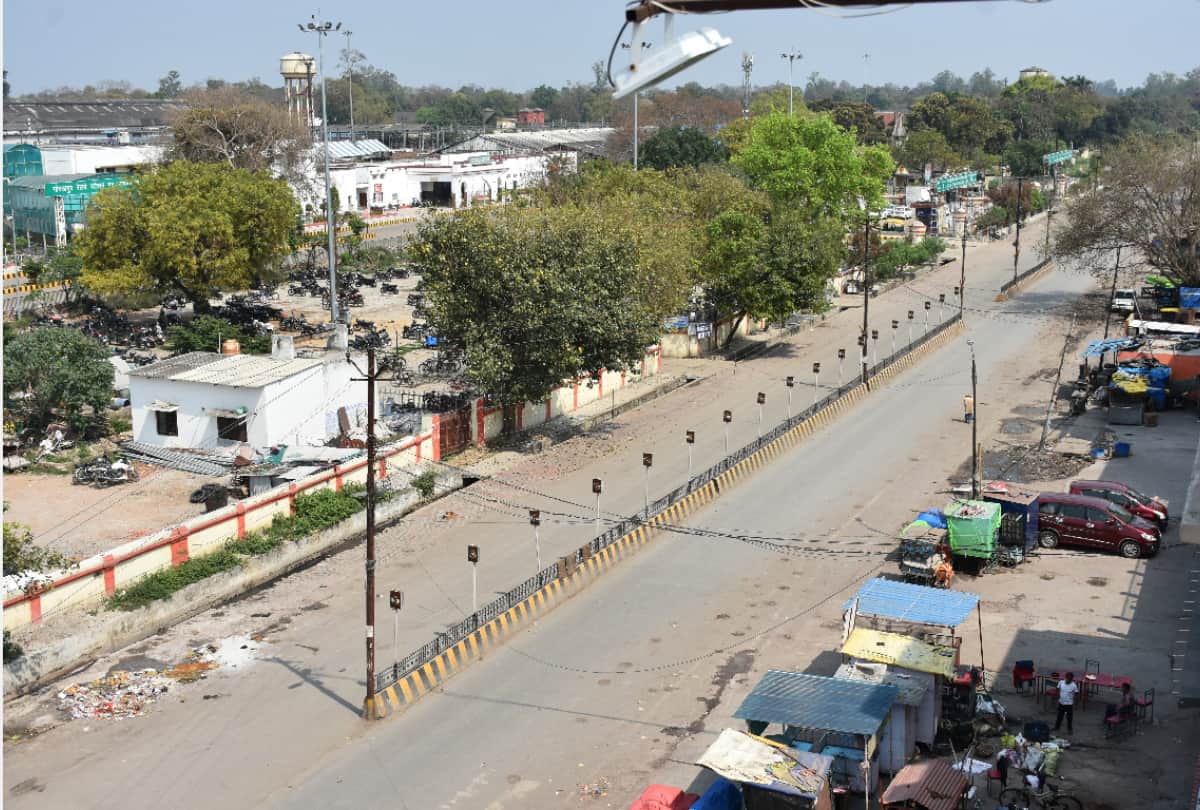 people ringing bell for salute after janta curfew for coronavirus in gorakhpur