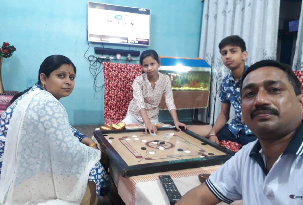 people ringing bell for salute after janta curfew for coronavirus in gorakhpur