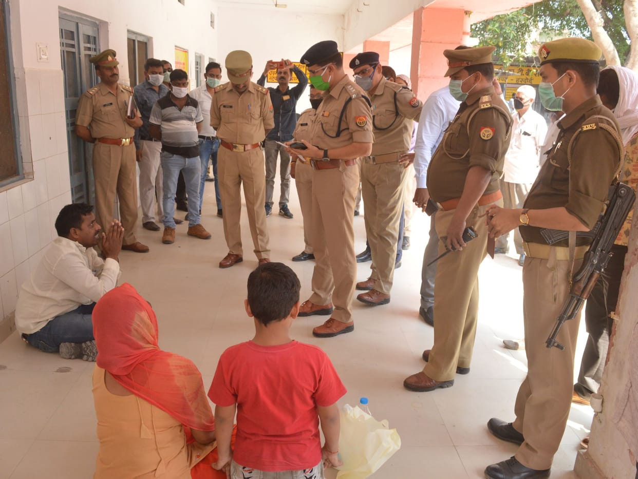 cop in dout of corona make protest