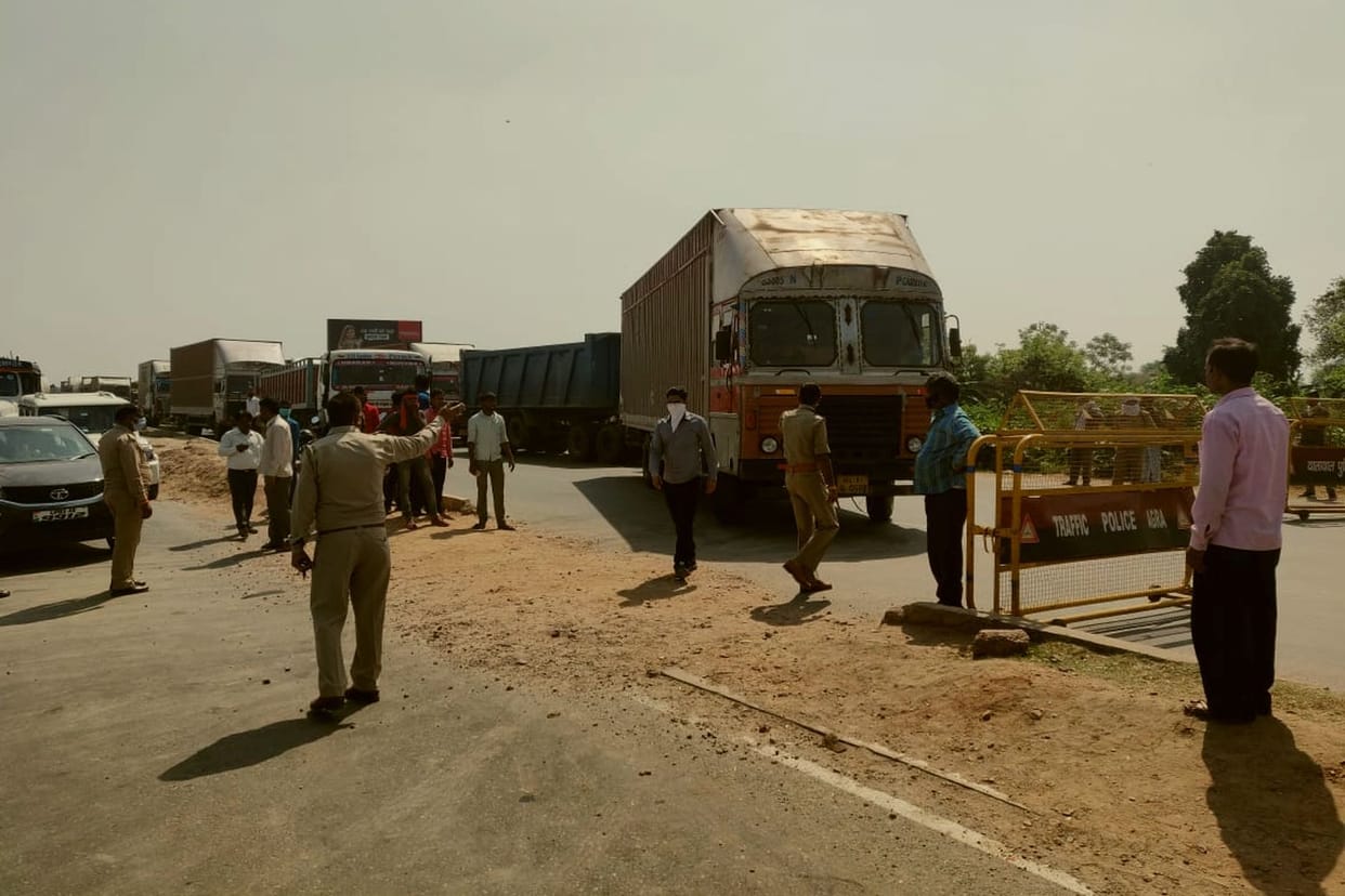 stope, bus, truck, tundla, firozabad