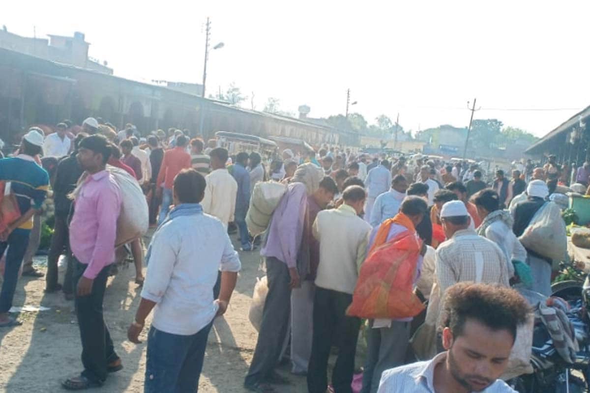 Janta curfew: No lock down effect  shown in meerut and nearby districts, crowd gathered in vegetable markets early morning